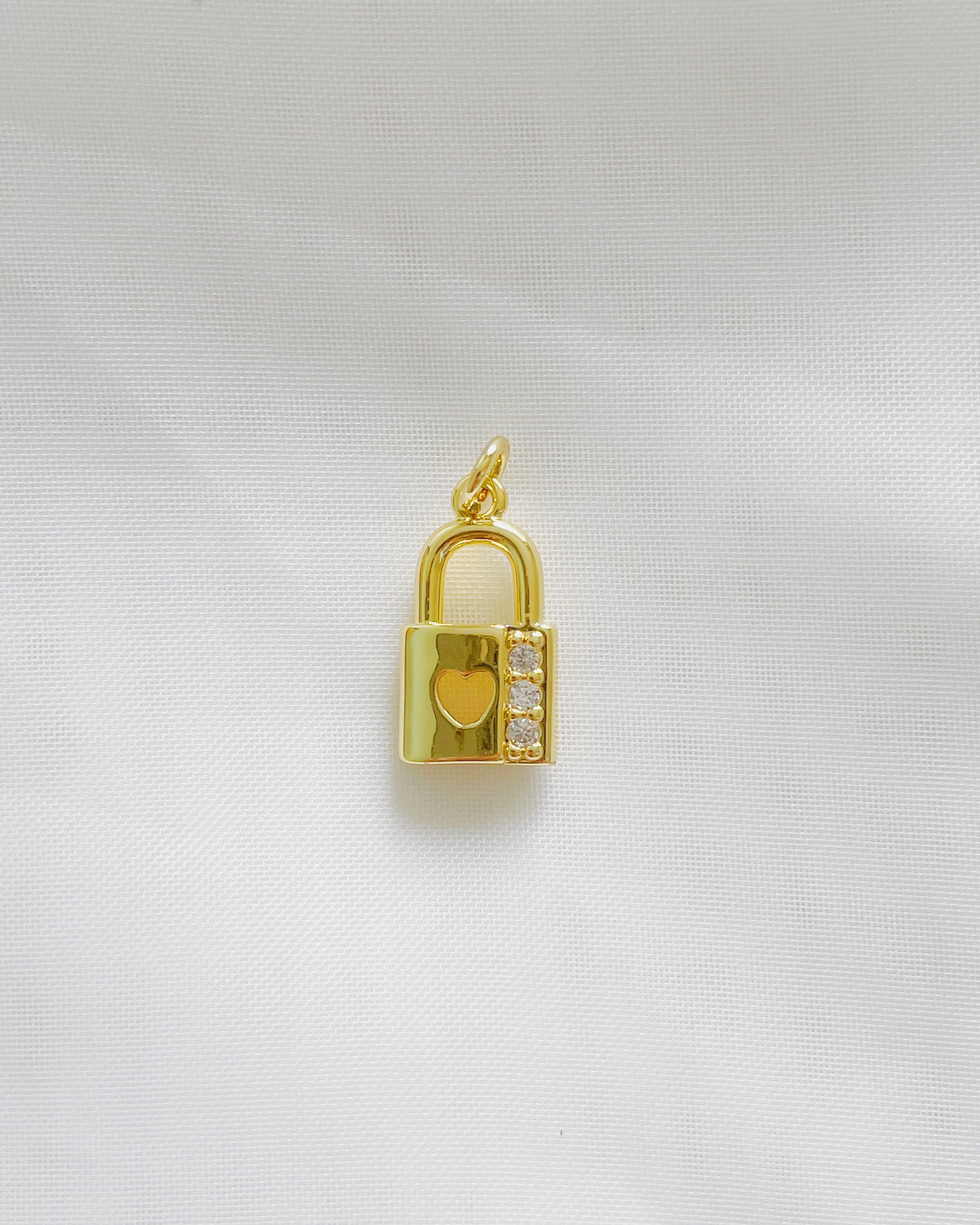 Charm Candado con Corazón Abierto