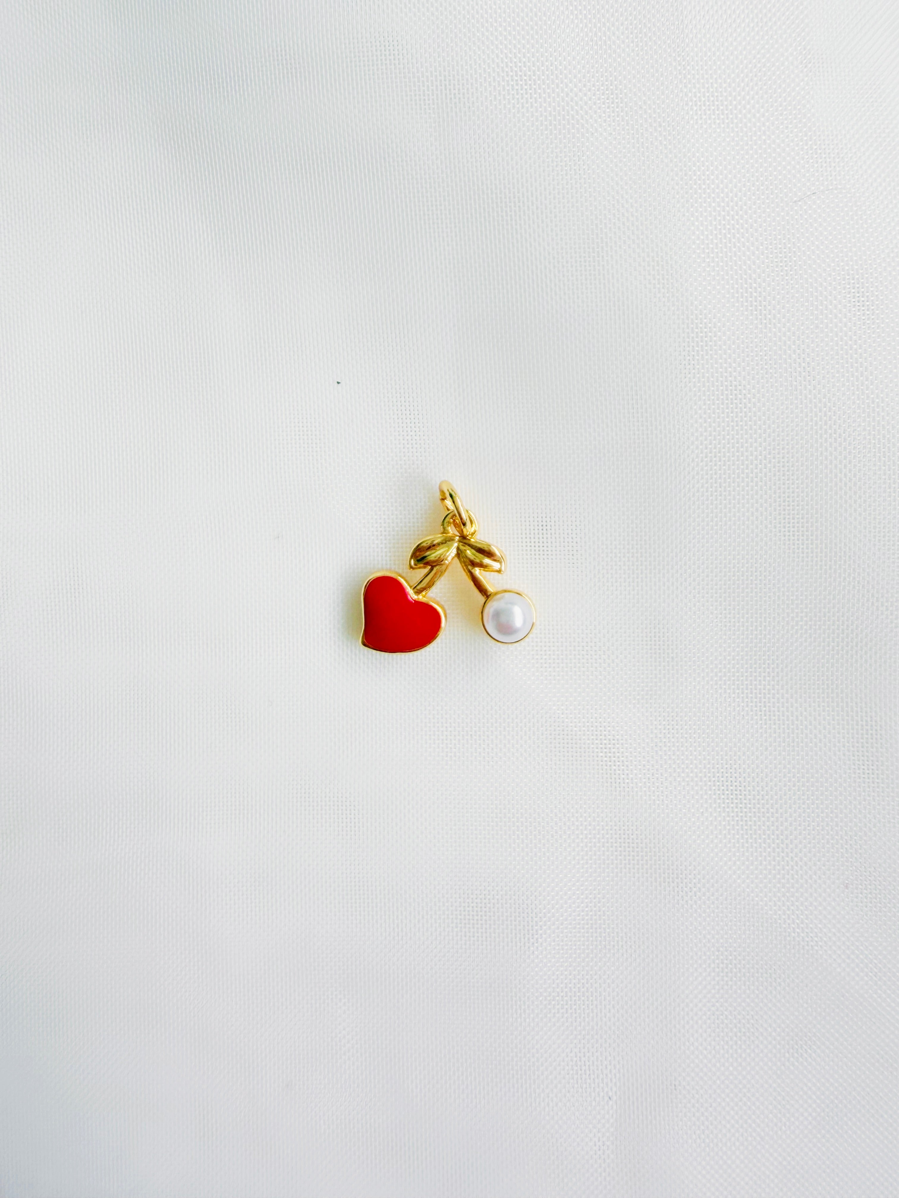 Charm Cereza Corazón Perla